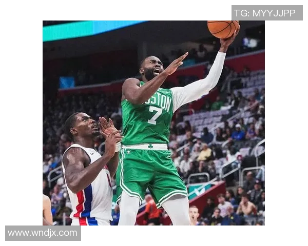 青岛客场大胜广厦总分领先米奇轰下34分10篮板布朗独砍36分